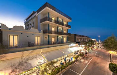 Hotel Lina Misano Adriatico di notte